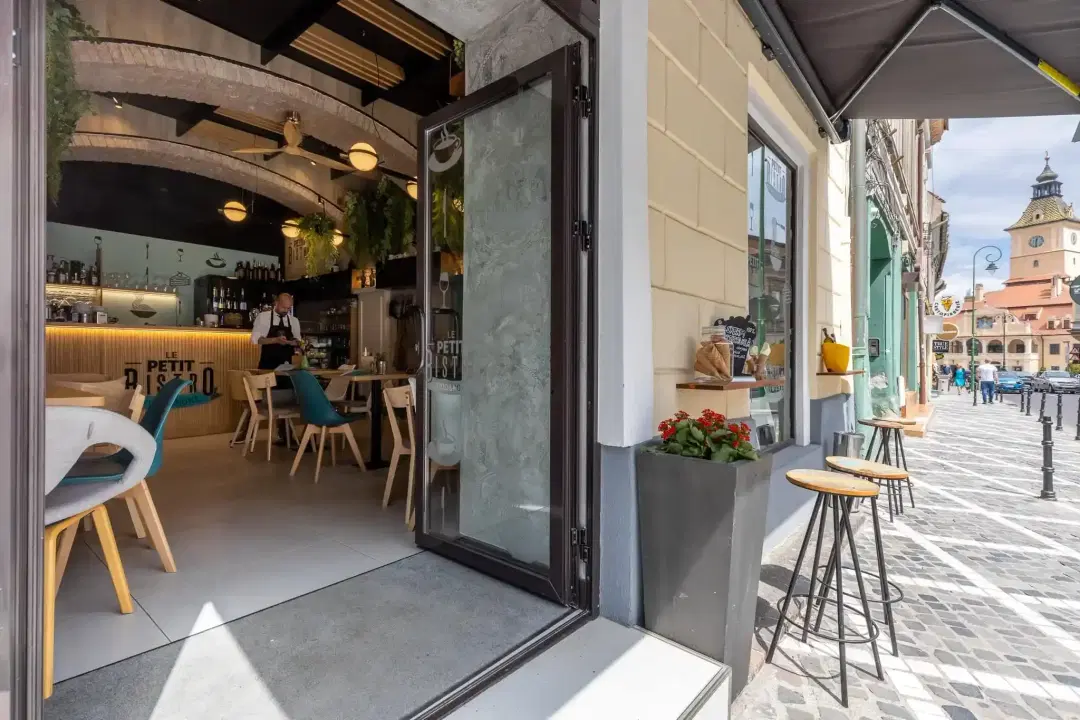 Le Petit Bistro - 1
