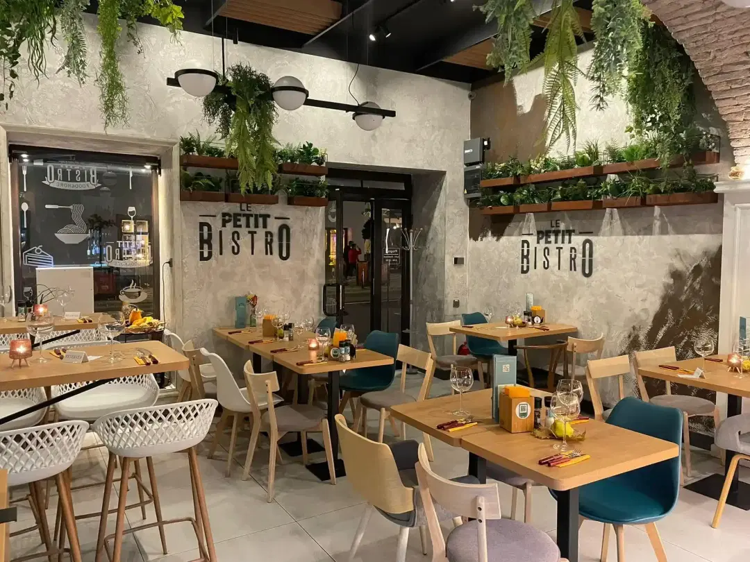 Le Petit Bistro - 4